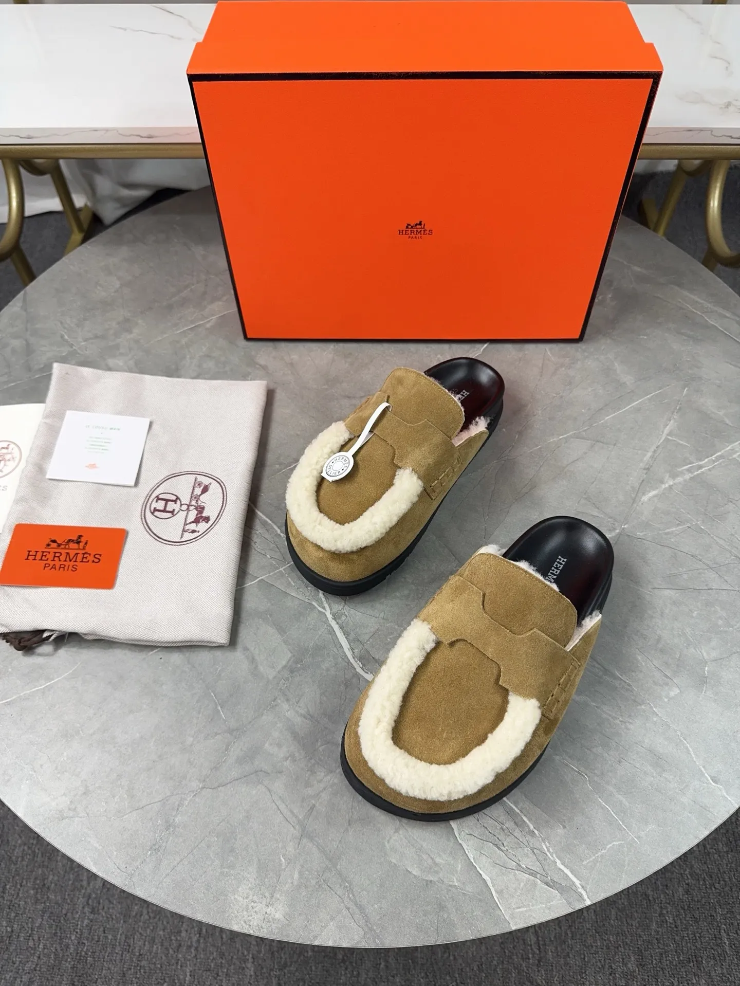 p460🐮🐮HERMES Birkenstock Mules🍬 Spring and summer really need versatile slippers. They have a casual and high-end feel, and the comfort is also great. The large toe design adds a playful feel, and the slip-on design is convenient and practical to wear. 🌷Upper: original high mercerized cow velvet 🌷Inner lining: wool 🌷Outsole: original TPU water platform + rubber film combination 🌷Number of sizes: women's size 35-40 (40-41 -42 is not returnable) men's size: 38-45 (45 is not returnable)
